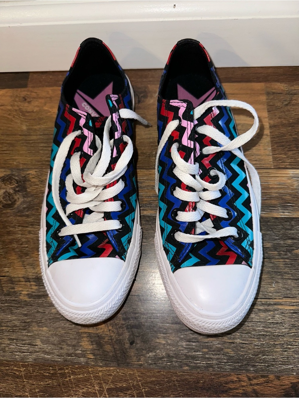 Converse Low-Top Sneakers with Black Zigzag Pattern Woman’s 7.5